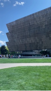 UNE JOURNÉE AU MUSÉE