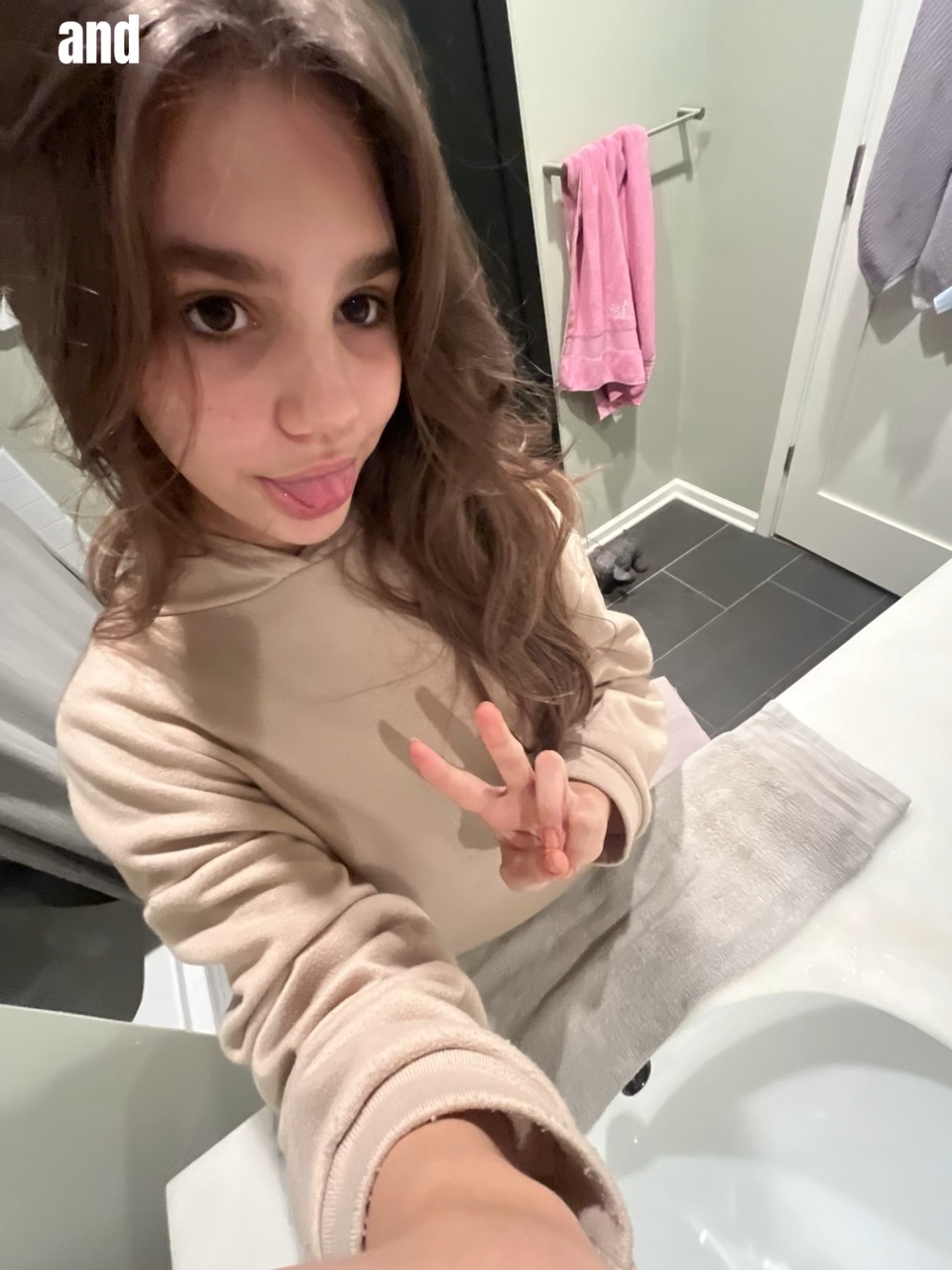 brown haired girlies